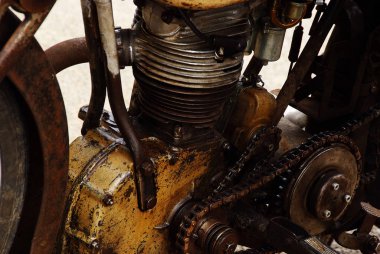 Bir paslı eski retro vintage kirli eski motosiklet motoru yakın çekim o