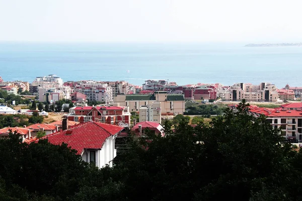 Panorama des belles maisons et des toits rouges, la mer du B — Photo