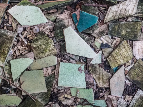 Kırık eski renkli seramik karo — Stok fotoğraf