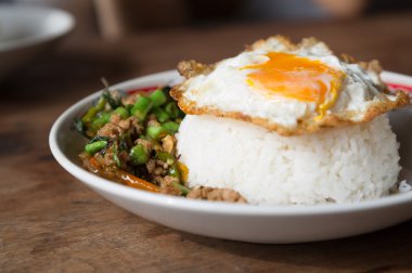  baharatlı Tayland Gıda. Fry yumurta ve domuz eti mix sos ve ot ile