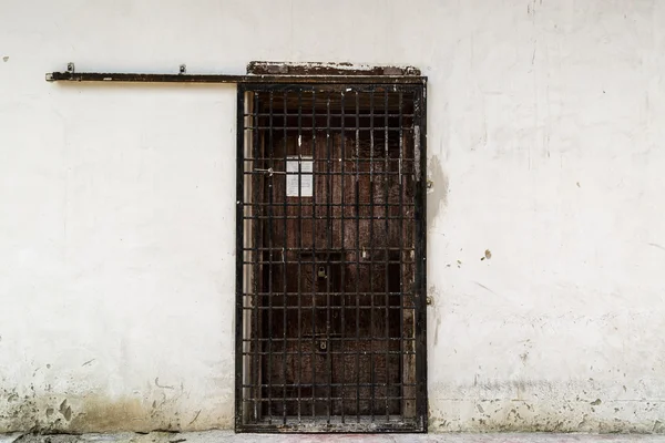 Oude deur met stalen slot — Stockfoto