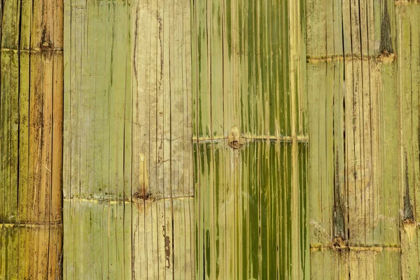 古い竹。男がハンマーを使用 — ストック写真