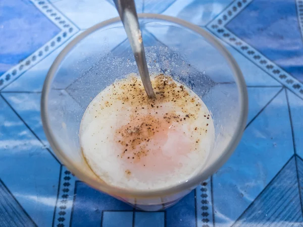 Huevo aproximadamente en el vaso —  Fotos de Stock