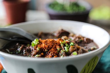 noodle ile domuz eti ve sebze ile domuz kan çorbası karıştırın 