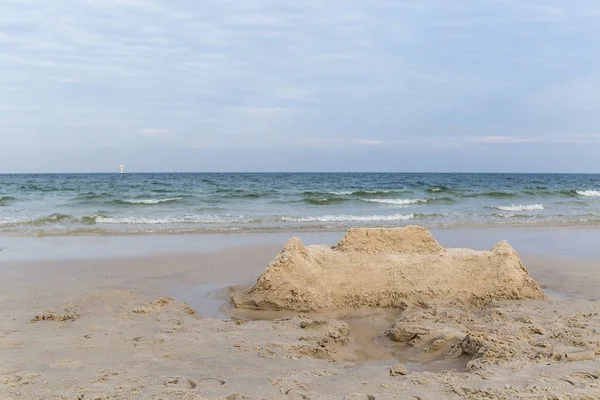 Castillo de arena en la playa — Foto de Stock