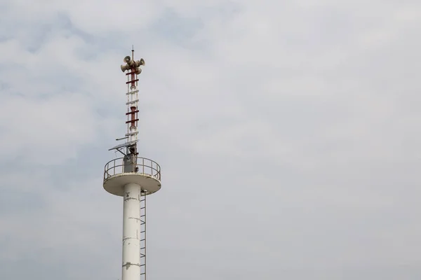 Torre di sicurezza con cielo nuvoloso a Huahin Beach, Thailandia — Foto Stock