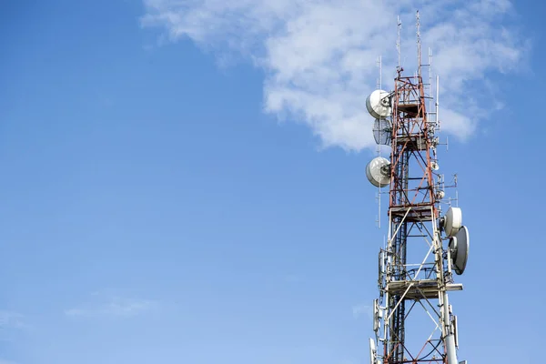 Mavi gökyüzü ile anten Kulesi