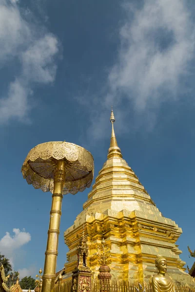 Μεγάλη όμορφη χρυσή παγόδα του Wat Phra ότι Doi Suthep — Φωτογραφία Αρχείου