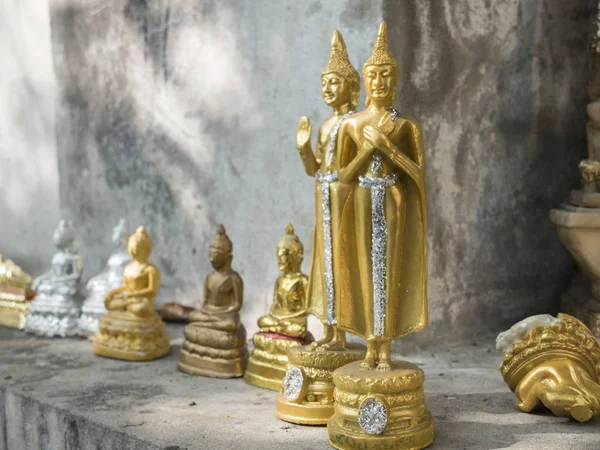Muitos pequena estátua dourada de Buda no canto do velho Chape — Fotografia de Stock