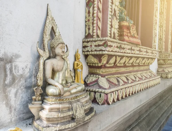Μικρό άγαλμα του Βούδα στο conner το παλιό παρεκκλήσι του — Φωτογραφία Αρχείου
