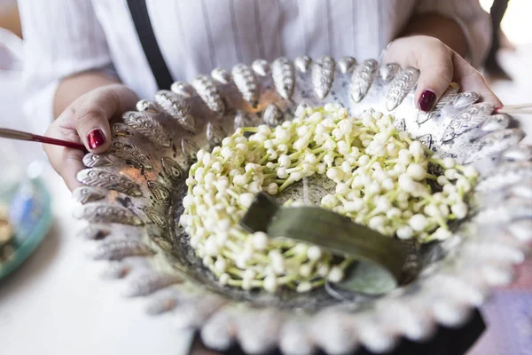 Jasmin garland gümüş tepside kutsanan Buda içinde