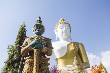 Bir büyük Buda heykelleri önünde güzel dev heykel