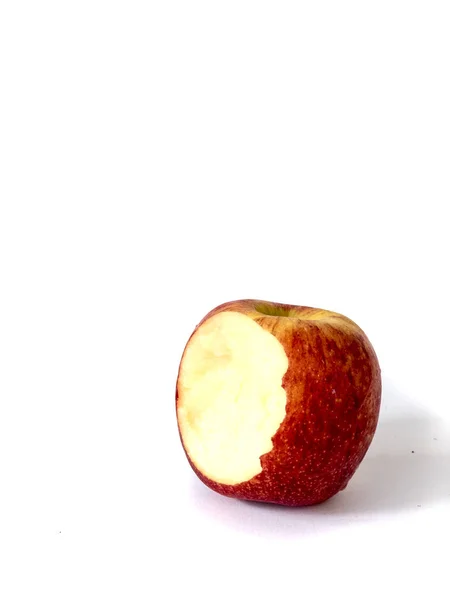 Manzana roja con mordedura la mitad, aislada en blanco — Foto de Stock