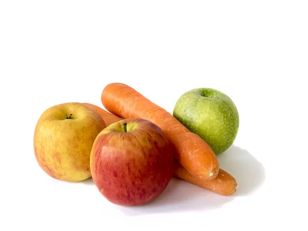 Kolorowe jabłka i marchew, izolowane białym — Zdjęcie stockowe
