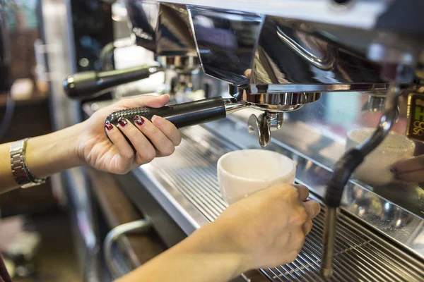 barista kahve kafede kahve makinesi ile. portre 