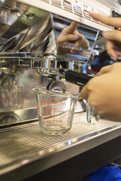 Barista καθιστώντας καφέ στο καφέ με μηχανή του καφέ. κινηματογράφηση σε πρώτο πλάνο — Φωτογραφία Αρχείου