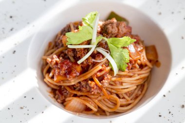 Spagetti domates sosu sığır eti ve domuz beyaz derin plaka