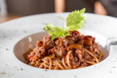 Spagetti domates sosu sığır eti ve domuz beyaz derin plaka