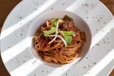 Spagetti domates sosu sığır eti ve domuz beyaz derin plaka