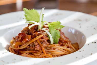 Spagetti domates sosu sığır eti ve domuz beyaz derin plaka