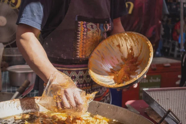  Derin yağda kızartılmış balık büyük tencerede yağda sokak gıda sho yapılan kekler