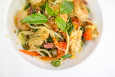 Spagetti deniz ürünleri fesleğen ve bitki ile karıştırın