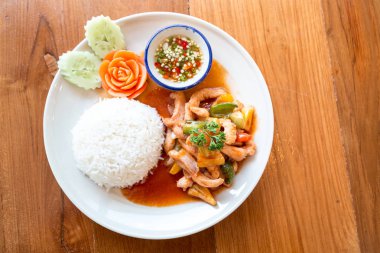 Tatlı ve ekşi soslu domuz eti pilav ile servis ile kızarmış