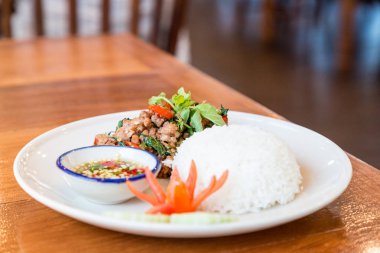 Tay gıda, kızarmış domuz eti pilav yemek fesleğen ile karıştırın