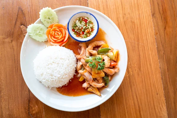 Tatlı ve ekşi soslu domuz eti pilav ile servis ile kızarmış