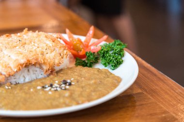 Japon gıda, pirinç köri ve kızarmış domuz