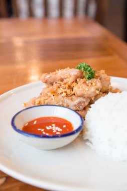 Tay gıda, kızarmış sarımsak karışımı ile domuz eti pilav ile hizmet