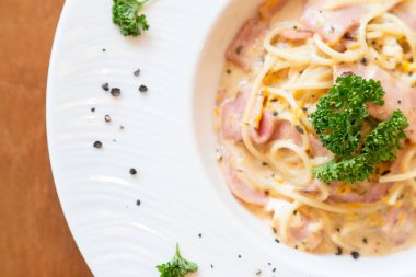 Spagetti cabonara jambon ile 