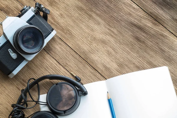 ahşap masa üzerinde çalışıyor