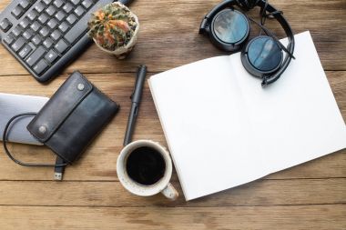 ahşap masa üzerinde çalışıyor