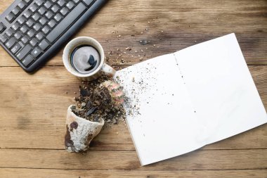 kaza ile ahşap masa üzerinde çalışıyor