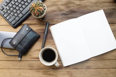 ahşap masa üzerinde çalışıyor