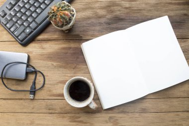 ahşap masa üzerinde çalışıyor