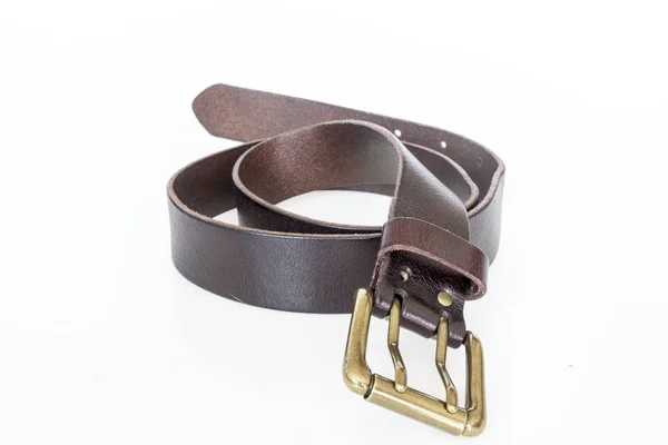 Cinturão de couro marrom isolado em branco — Fotografia de Stock