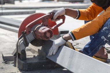 İşçi unsafety konumu ile metal kesme 