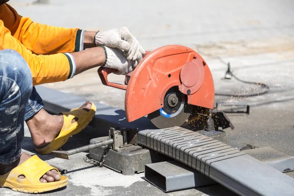 İşçi unsafety konumu ile metal kesme 