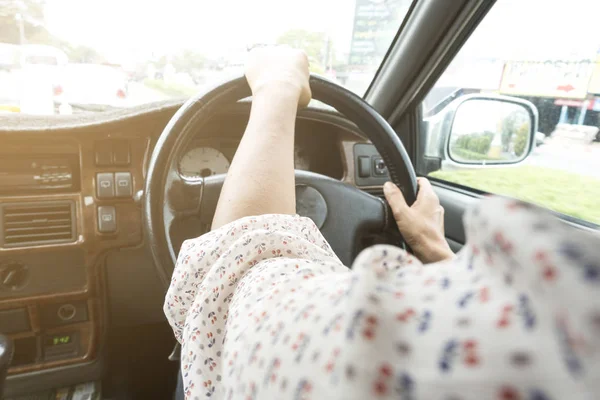 Şehirde araba kullanan bir kadın. 