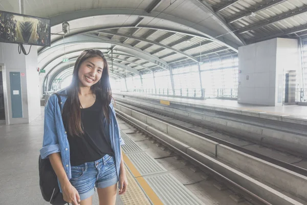 şehre tren ulaşım kullanan kız seyahat 