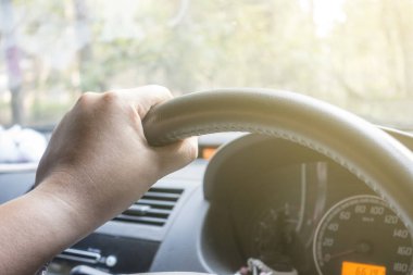 Genç adam araba kullanıyor. 