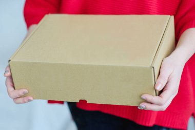 Elinde karton kutu
