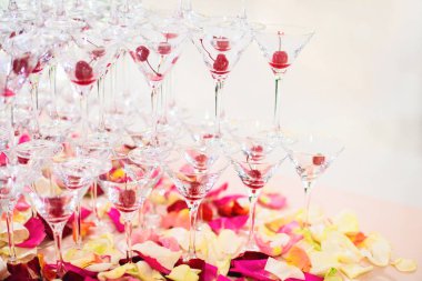 bir piramit şampanya ile gözlük