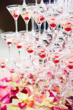 bir piramit şampanya ile gözlük