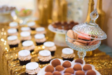 Altın çikolata paketiyle macaron