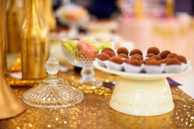 Altın çikolata paketiyle truffle şekerler