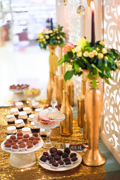 Altın çikolata paketiyle truffle şekerler