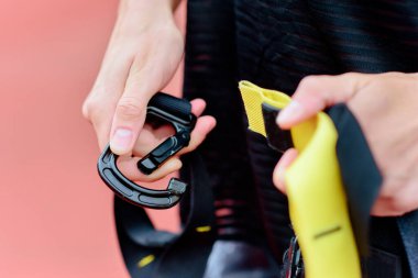 Sporcu TRX açık hava eğitimi için hazırlanıyor ,